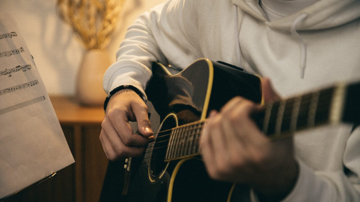 Does Playing Guitar Reduce the Sensitivity of the Fingers?