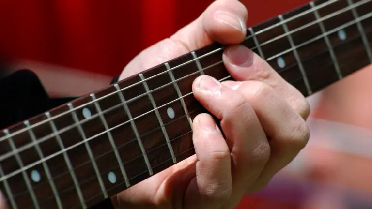 How to take care of your hands to play guitar