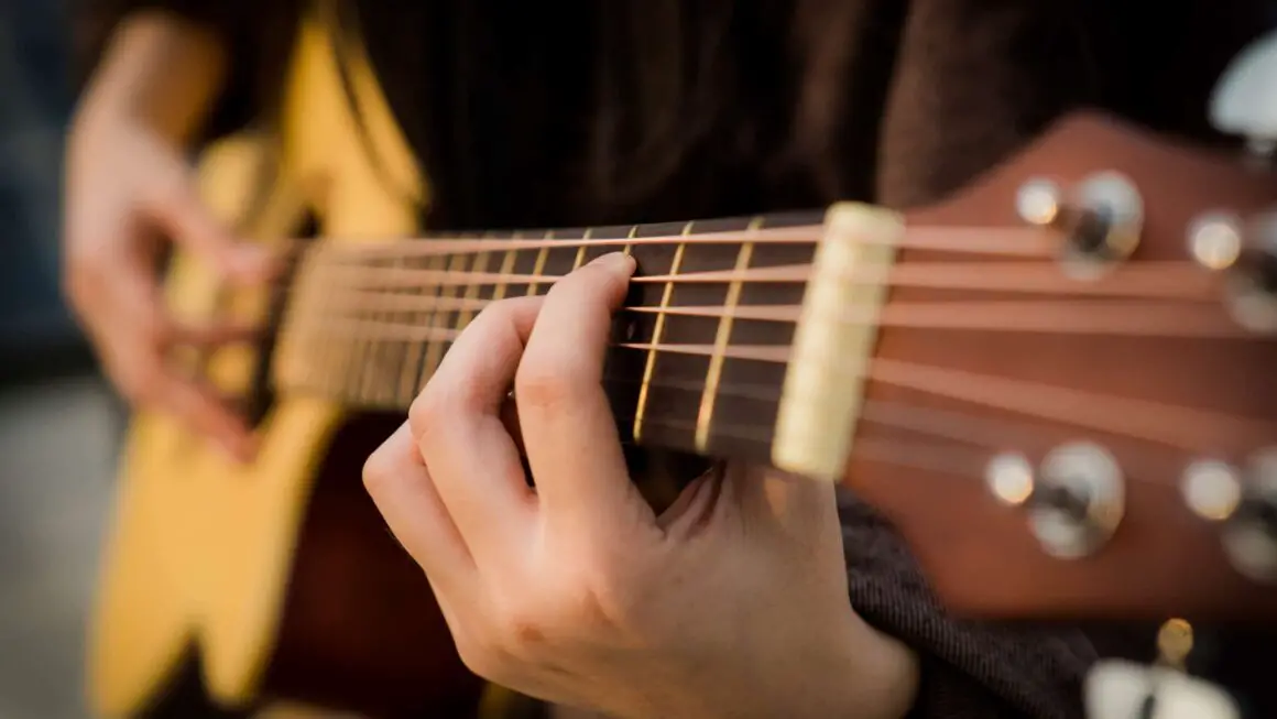4 Best Warm Up Guitar Exercises For Beginners 